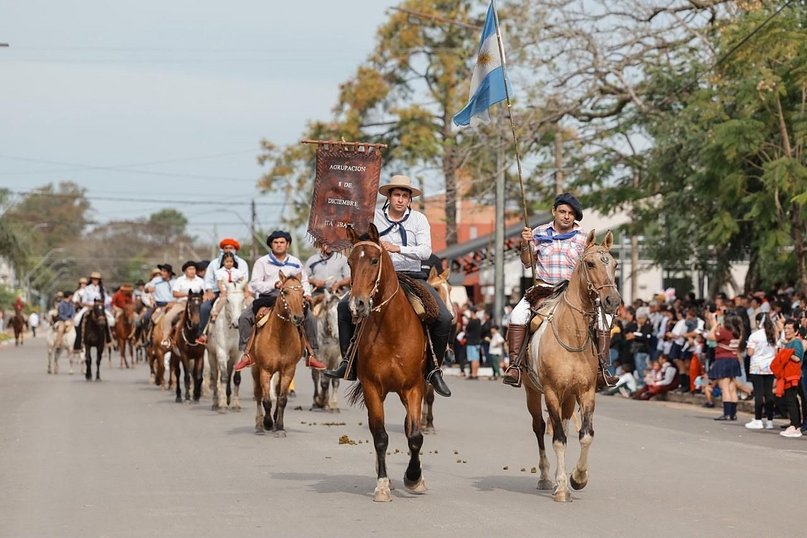 Valdés encabezó los festejos de Itá Ibaté y prometió reactivar el puerto local  