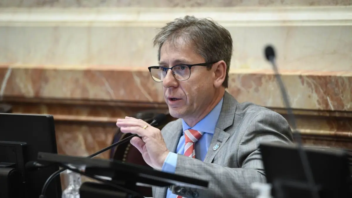 Vischi pidió la cabeza a Manuel Adorni