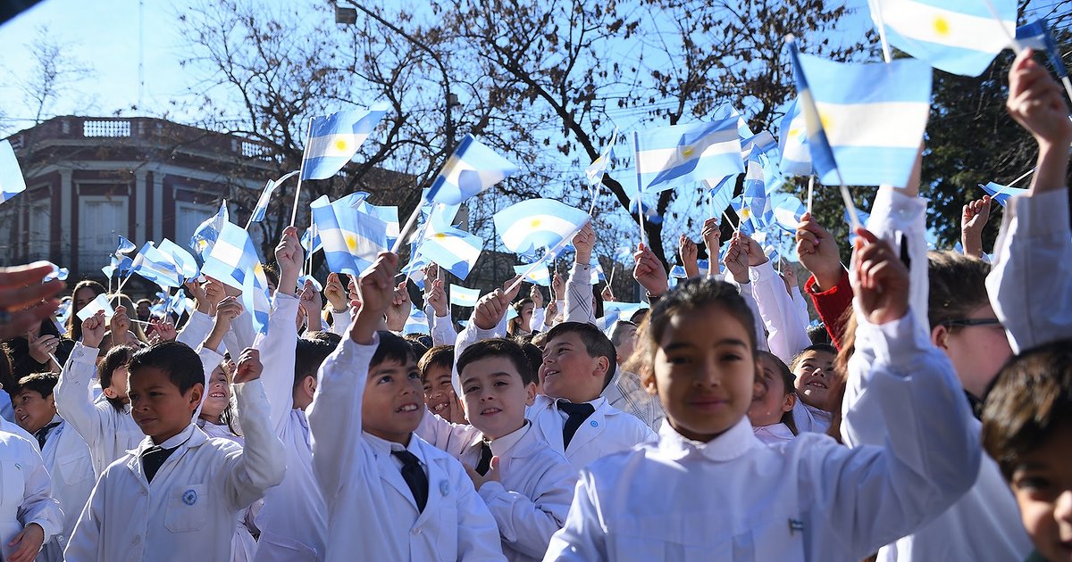 Miles de alumnos prometieron lealtad a la bandera en Corrientes