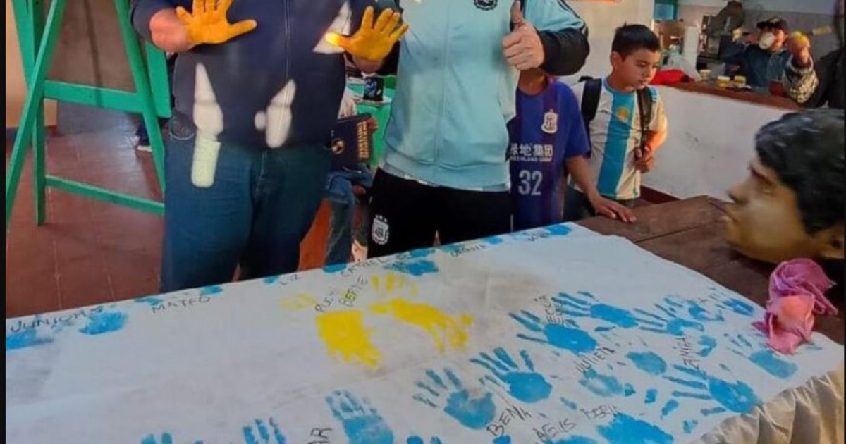 El correntino que viajó a su cuarto mundial con un trapo pintado de ilusión