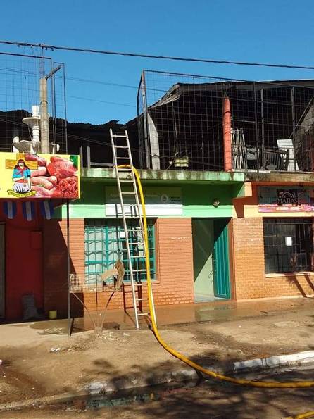 Se desató un incendio y arrasó con 8 locales en un barrio capitalino