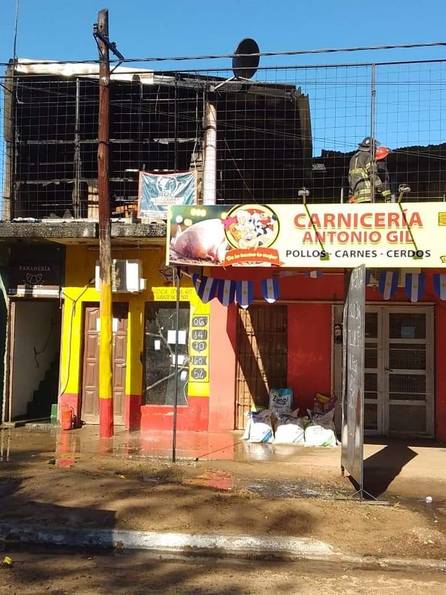 Se desató un incendio y arrasó con 8 locales en un barrio capitalino
