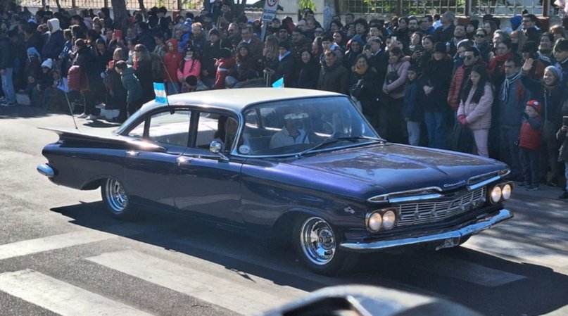 Automóviles clásicos participaron del desfile Cívico del 9 de Julio - Automóviles clásicos participaron del desfile Cívico del 9 de Julio