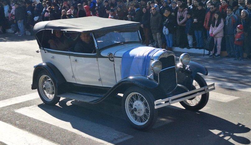 Automóviles clásicos participaron del desfile Cívico del 9 de Julio 