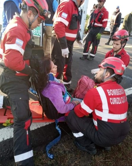 Volcó una combi al evitar chocar contra un camión