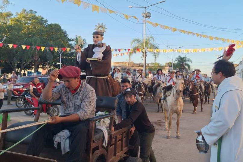 A caballo, carretas, bici y a pie, se trasladan los fieles a la Basílica de Itatí 