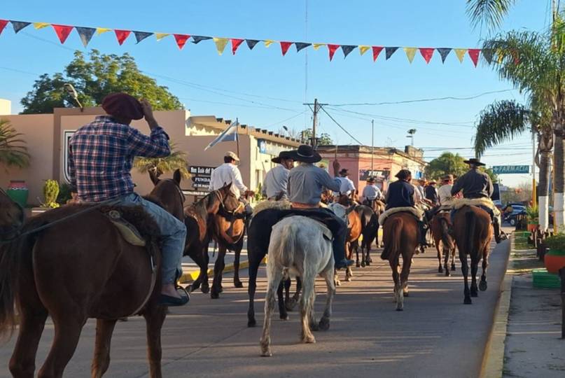 A caballo, carretas, bici y a pie, se trasladan los fieles a la Basílica de Itatí 