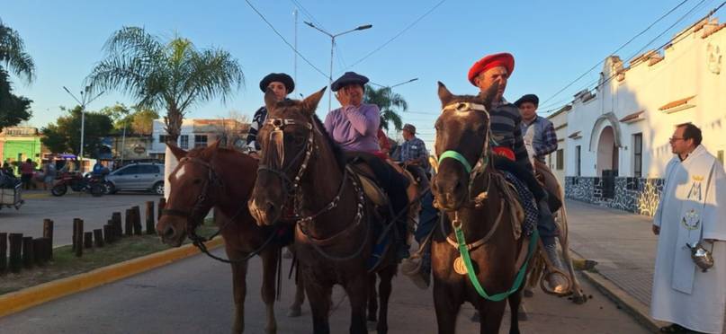 A caballo, carretas, bici y a pie, se trasladan los fieles a la Basílica de Itatí 