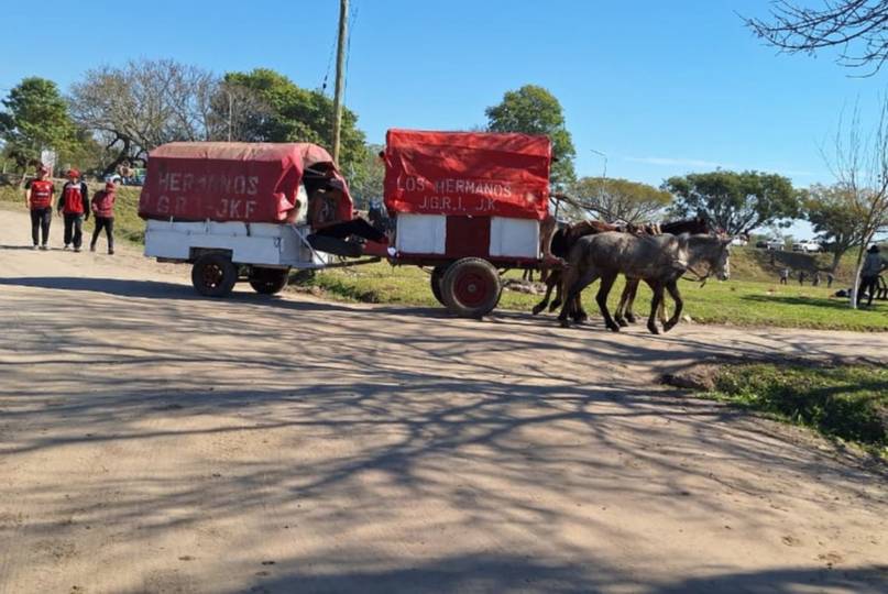 A caballo, carretas, bici y a pie, se trasladan los fieles a la Basílica de Itatí 