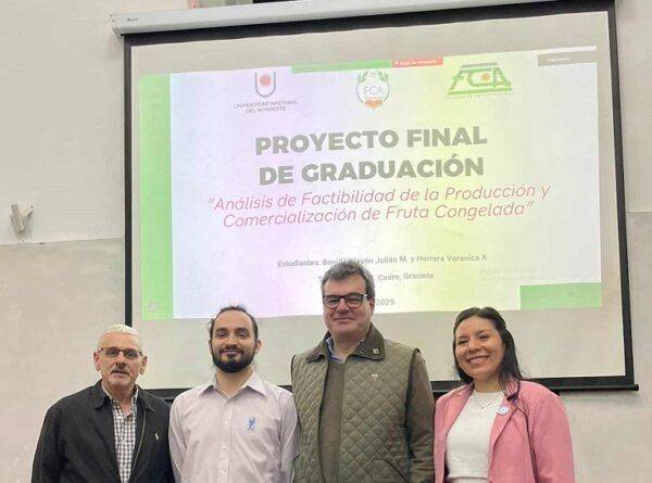 De izq a derecha. El responsable del Espacio Curricular de Trabajo Final, Ing Alejandro Depiaggio, el ingeniero Julián Bonilla Alayón; el director de la Carrera de Ingeniería Industrial, ingeniero Carlos Vecchi y la ingeniera industrial, Verónica Herrera.