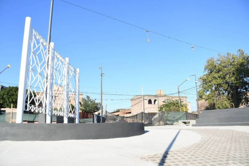 Así avanzan las obras en una plaza a metros de Costanera de Corrientes- Así avanzan las obras en una plaza a metros de Costanera de Corrientes
