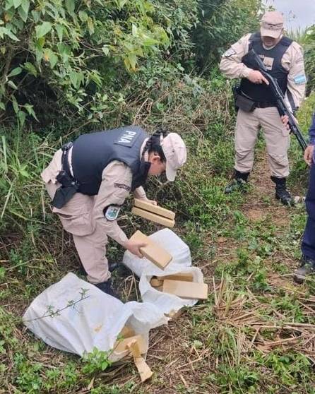 Trasladaba 47 ladrillos de marihuana, vio a la Prefectura y huyó