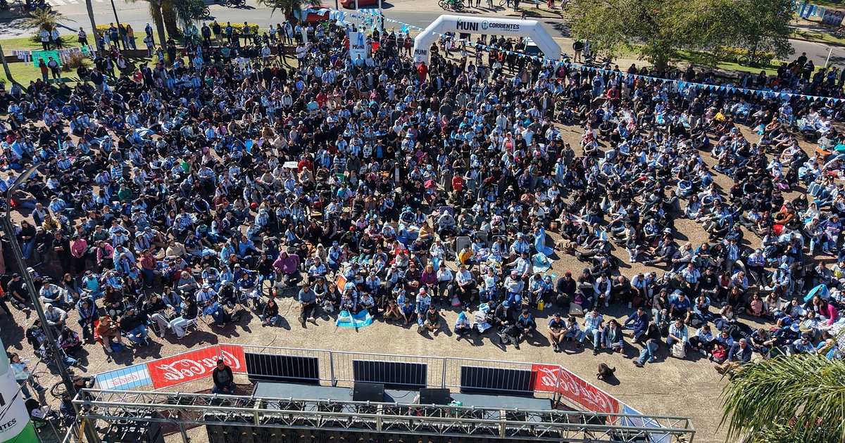 Una multitud copó el Fan Fest y celebró la clasificación de Argentina a cuartos