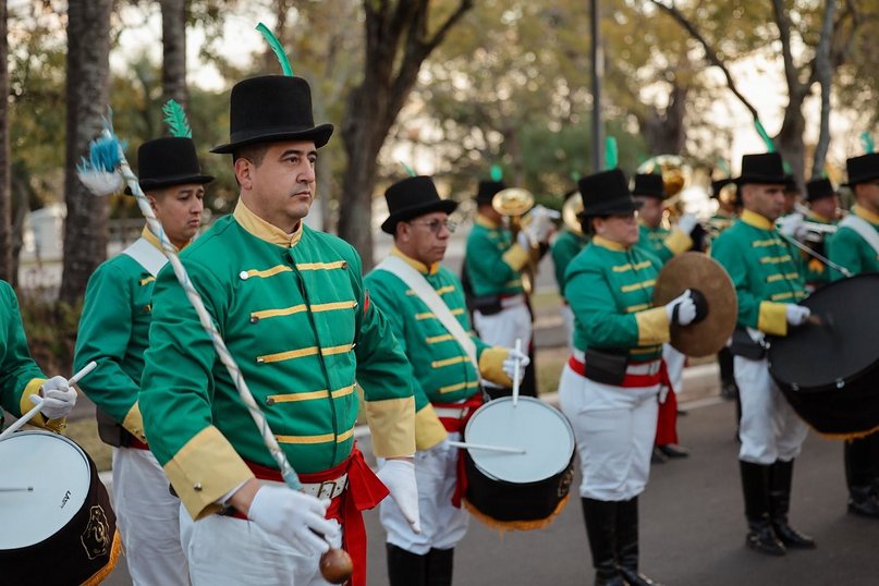 En Corrientes una multitud acompañó el desfile por los 210 años de la independencia