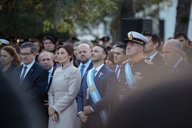 En Corrientes una multitud acompañó el desfile por los 210 años de la independencia