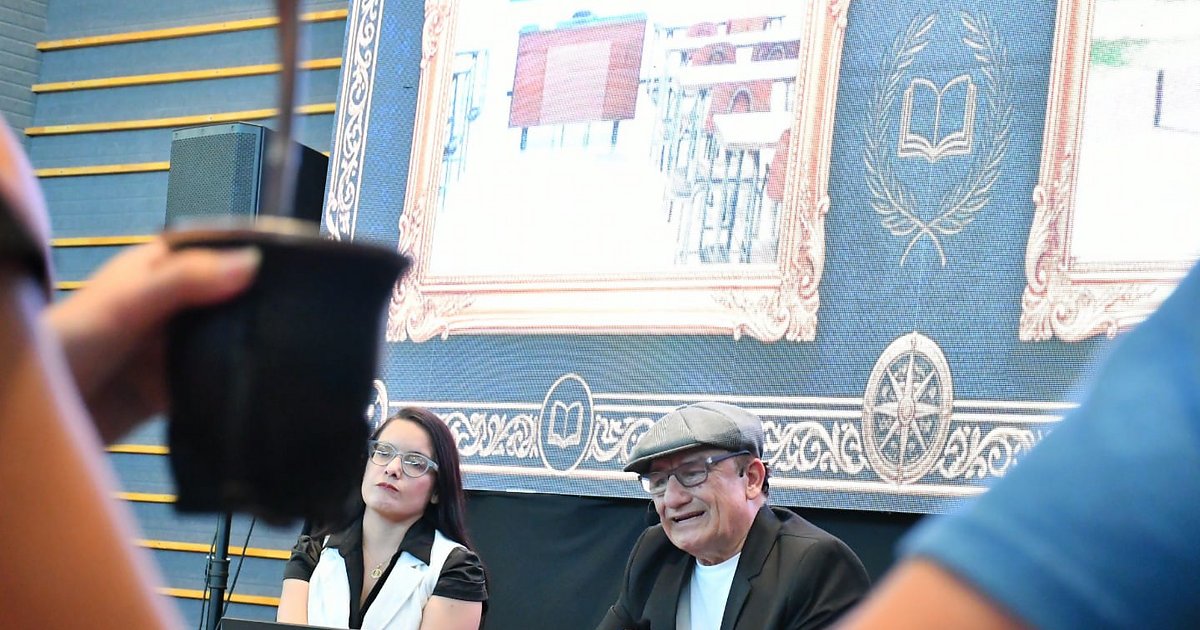 Julio Cáceres de Los de Imaguaré presentó su libro Transparencia del alma en Corrientes