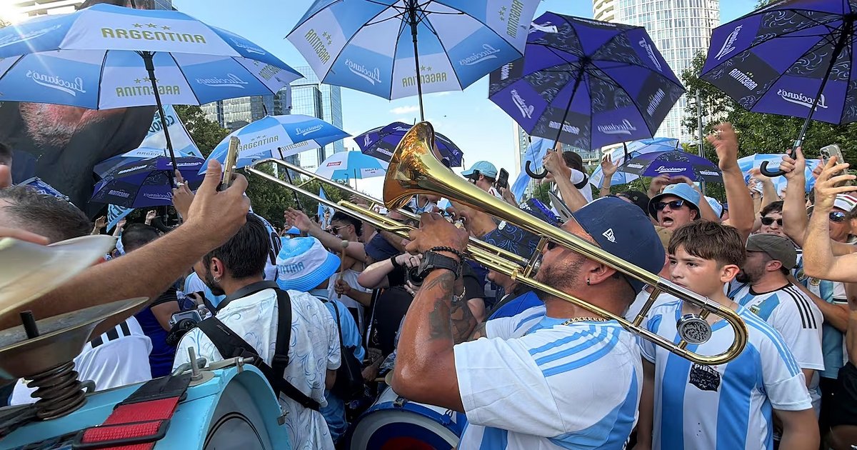 Convocan a un banderazo argentino en Times Square antes de la final con España