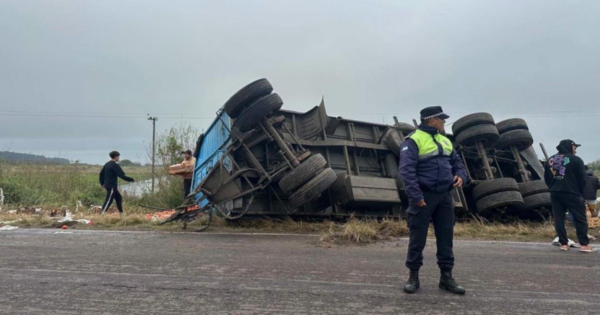 Corrientes: camión volcó un acoplado cargado de tomates y morrones sobre la Ruta 12 | El Litoral