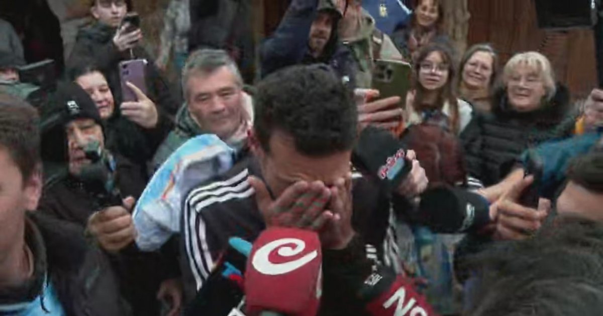 “Seguiremos dando batalla”: Scaloni lloró al llegar a su casa de Pujato