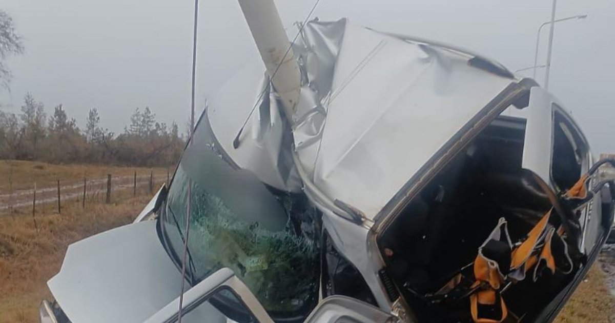 Un muerto tras un despiste sobre Ruta 12 donde un auto acabó "abrazado" a una columna | El Litoral