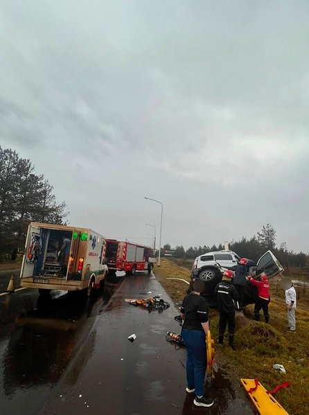 Un muerto tras un despiste sobre Ruta 12 donde un auto acabó "abrazado" a una columna