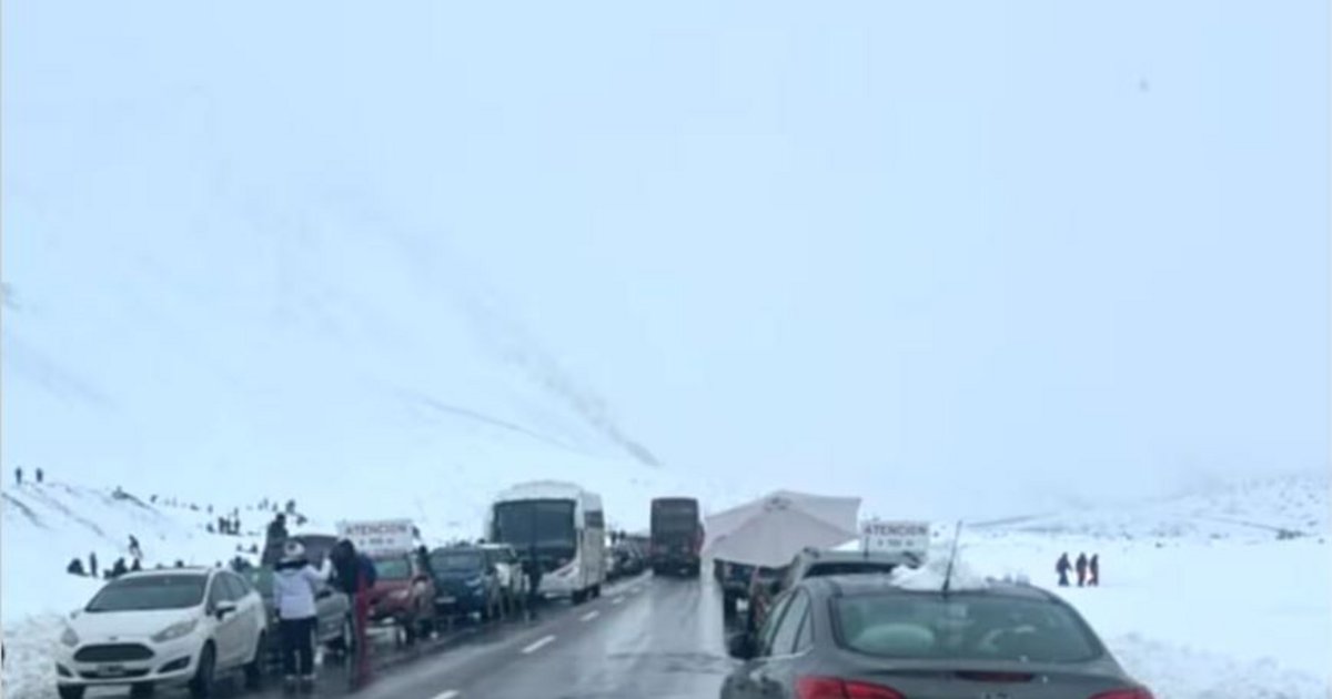 Más de 1.500 camiones varados por la “nevada de la década”