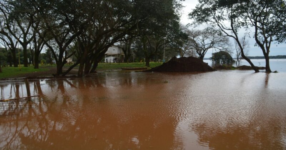 El río Uruguay superó el nivel de alerta en Santo Tomé y el agua continúa subiendo