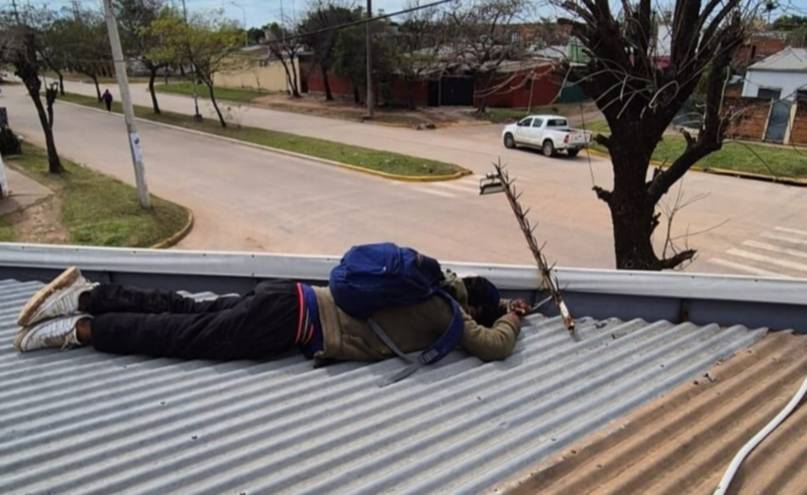 Corrientes: un joven murió electrocutado al intentar robar un reflector en el techo de una carnicería