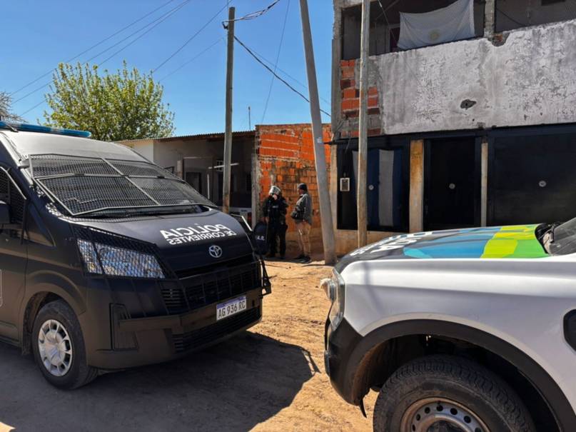En allanamiento en Corrientes secuestraron droga, armas y detuvieron a tres personas