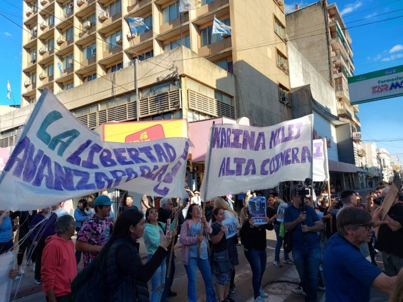 Corrientes: escrache a Karina Milei y Martín Menem que caminaron una cuadra de la peatonal- Corrientes: escrache a Karina Milei y Martín Menem que caminaron una cuadra de la peatonal