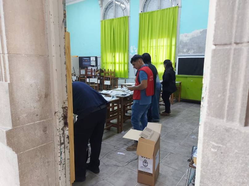Escuela Normal. Para las 8.20 de esta mañana aún se estaba poniendo en condicienes el cuarto oscuro, lo cual genera demoras.