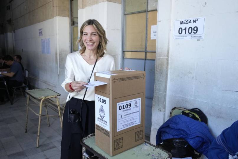 La candidata Evelyn Karsten votÃ³ en el colegio General San MartÃ­n