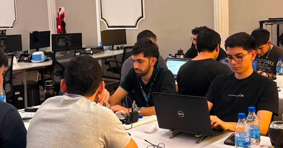 Más de 120 participantes compitieron en Corrientes en el HackIAthon de programación con IA