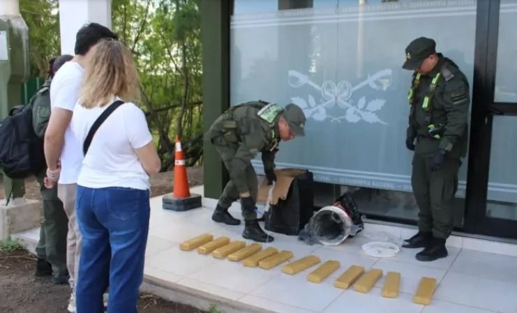 Ocultaron 12 panes de marihuana en un balde de pintura y lo enviaron por encomienda- Ocultaron 12 panes de marihuana en un balde de pintura y lo enviaron por encomienda