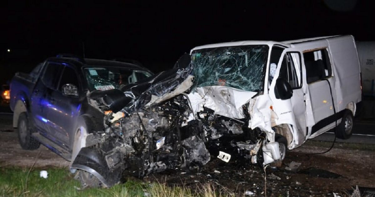 Una combi con estudiantes chocó en la Ruta 33: hay un muerto y diez heridos