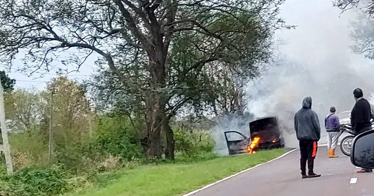 Corrientes: se incendió un auto en el acceso a Itatí y el conductor logró escapar