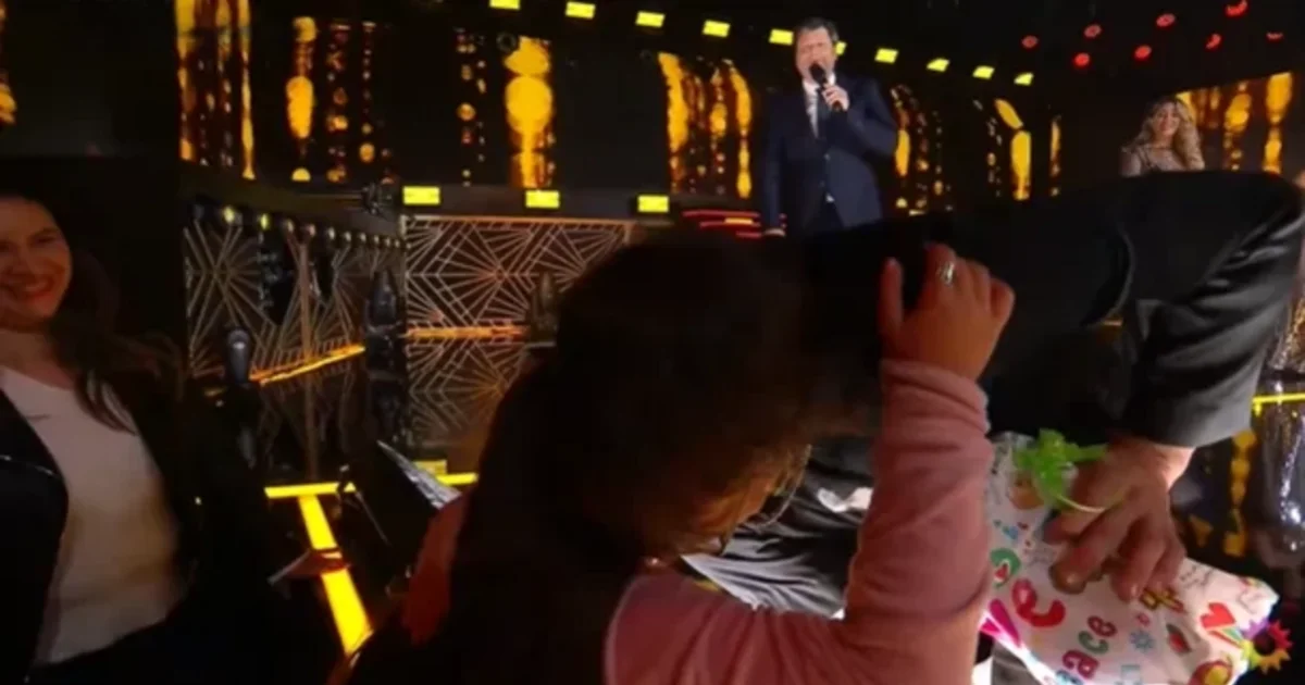 Joaquín Levinton recibió un regalo de una fan y se emocionó en el programa de Guido Kaczka