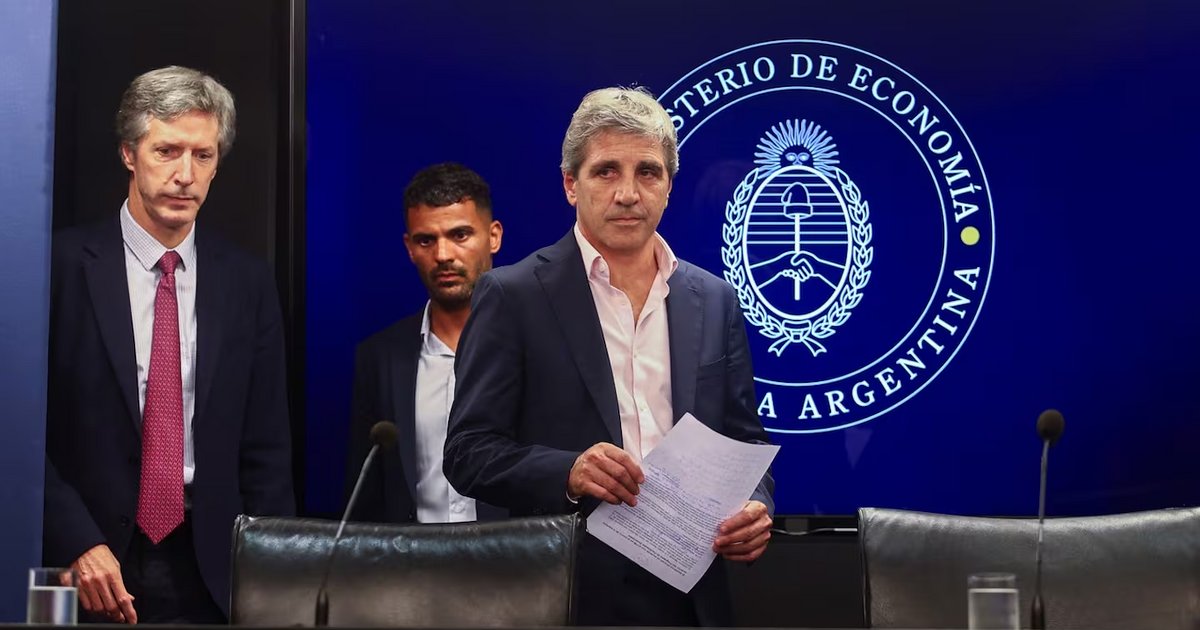 El Banco Central y el Tesoro coordinan tareas para evitar que el dólar supere los $1.500