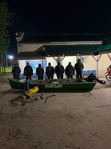 Depredación en Corrientes: santafesinos armados pescaban con redes en un área de reserva- Depredación en Corrientes: santafesinos armados pescaban con redes en un área de reserva