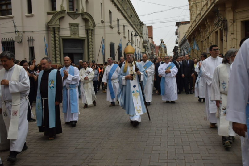  Cientos de fieles caminaron en procesión con la Virgen de la Merced