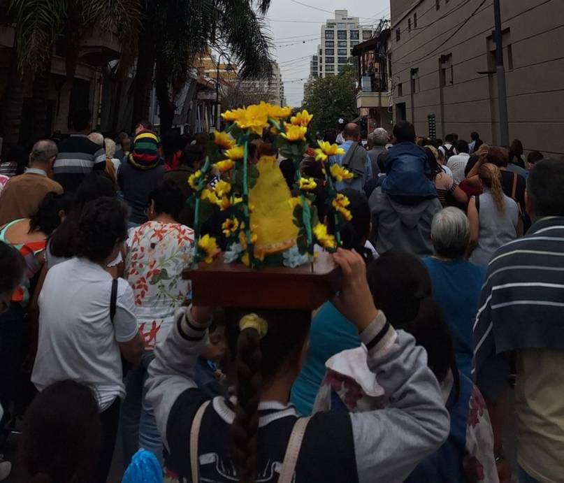  Cientos de fieles caminaron en procesión con la Virgen de la Merced