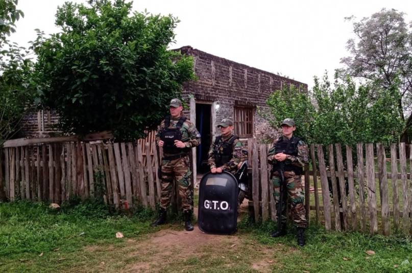 Secuestran un armas y detienen a tres hombres vinculados a un millonario robo