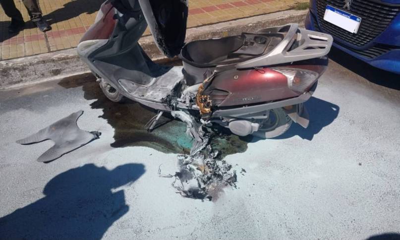 Una moto se incendió frente a la escuela Nacional y generó alerta por propagación 