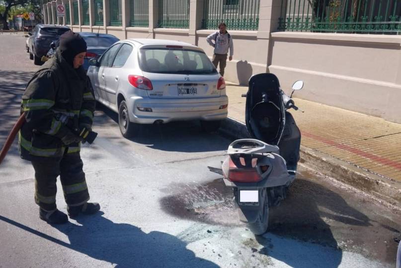Una moto se incendió frente a la escuela Nacional y generó alerta por propagación 
