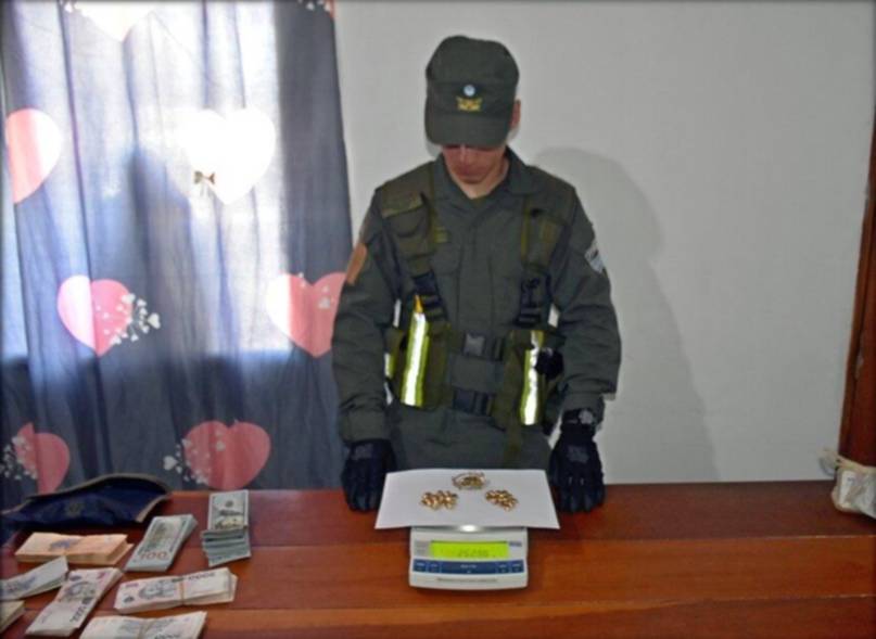 Corrientes: pasajeras de un remís demoradas con oro y moneda extranjera sin respaldo legal