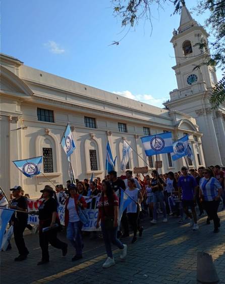 Marcha Federal: Corrientes vivió una jornada histórica en defensa de la educación pública- Marcha Federal: Corrientes vivió una jornada histórica en defensa de la educación pública