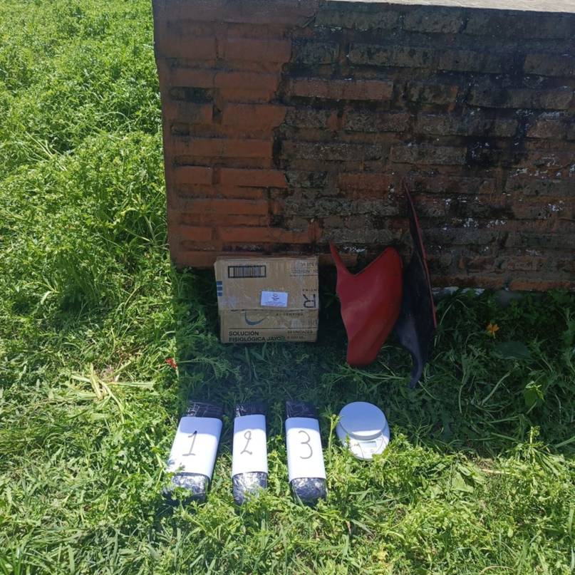 Secuestraron tres ladrillos de marihuana abandonados a la vera de una ruta de Corrientes