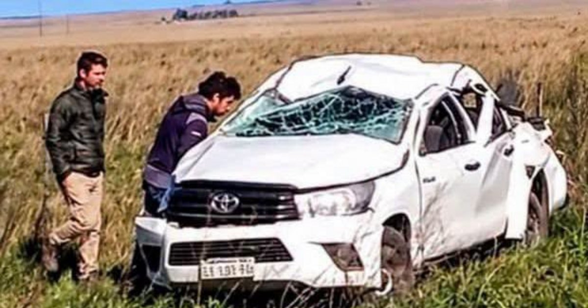 Corrientes: una camioneta volcó en la Ruta 123 tras el reventón de un neumático