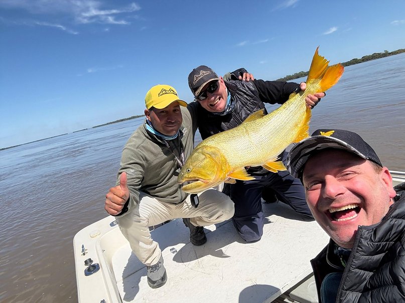 Capturaron un dorado de 17 kilos en Esquina y lo devolvieron al río- Capturaron un dorado de 17 kilos en Esquina y lo devolvieron al río