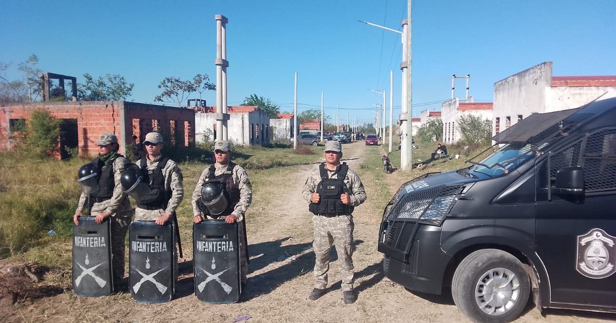 La Policía de Corrientes intervino tras la usurpación de 150 viviendas en el barrio Doctor Montaña